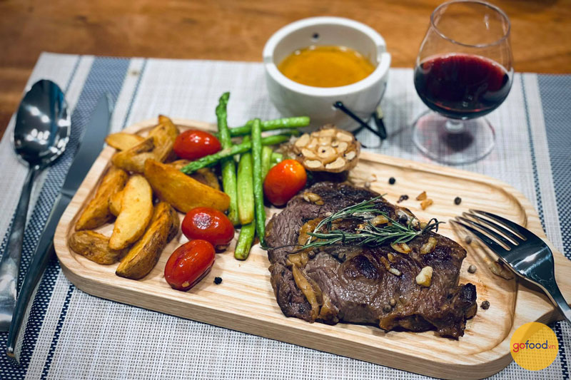 Steak nên được thưởng thức cùng sốt nóng và món ăn kèm