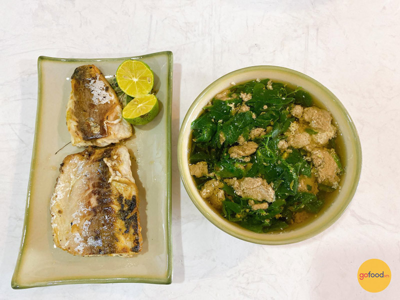 Cá Saba áp chảo ăn cùng canh rau ngót chế biến bởi chị Giang