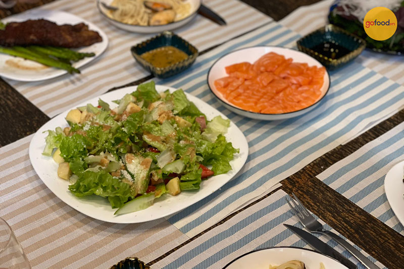 Sashimi cá hồi Nauy cũng có mặt ở bữa tối ấm cúng của gia đình anh Cường