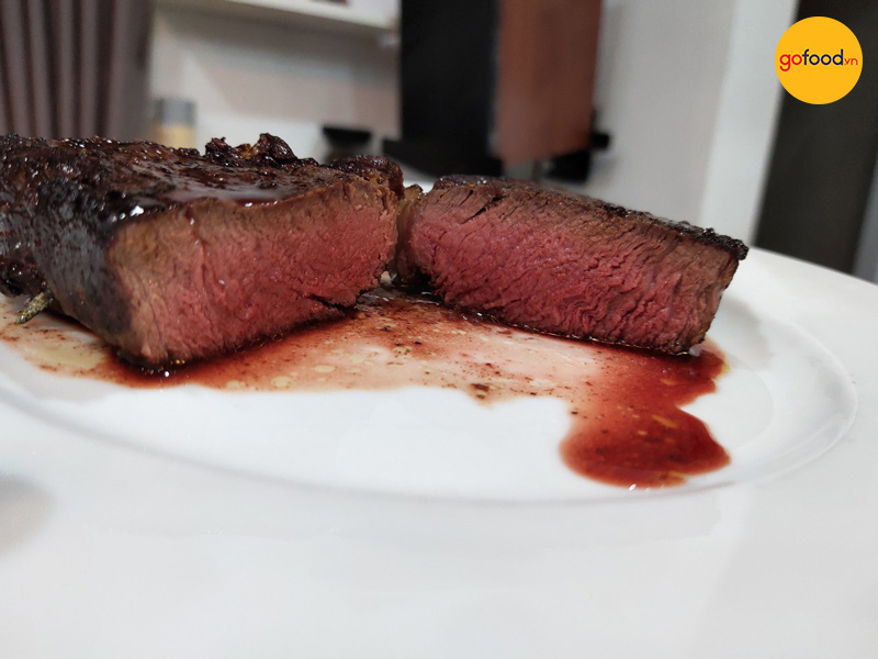 Cắt miếng steak ra sẽ thấy thịt vô cùng thơm ngon