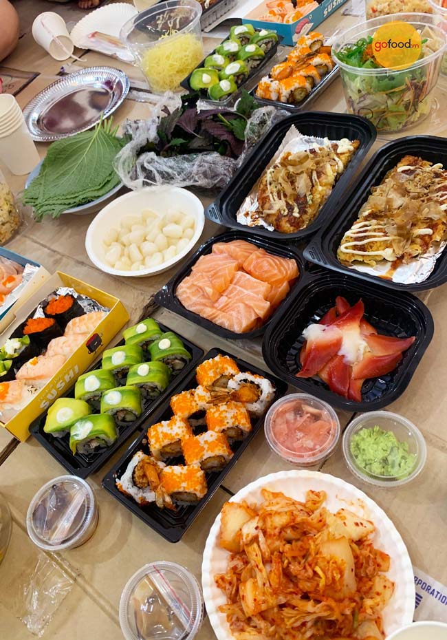 Cả bàn tiệc Sushi và Sashimi chất lượng tại nhà chị Ánh