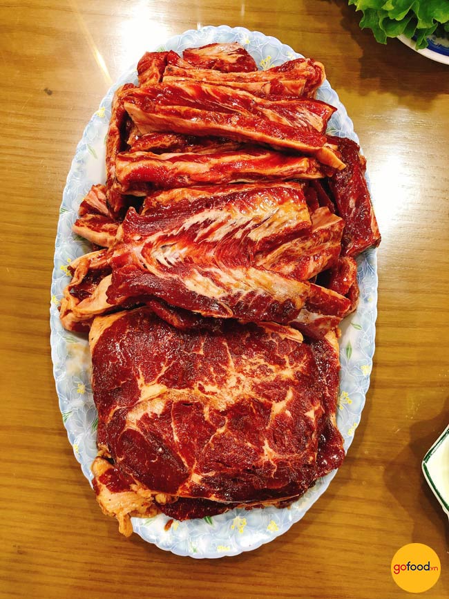 Chị Trang đã lựa chọn thịt lõi nạc vai và dẻ sườn bò Mỹ cho bữa nướng của gia đình mình