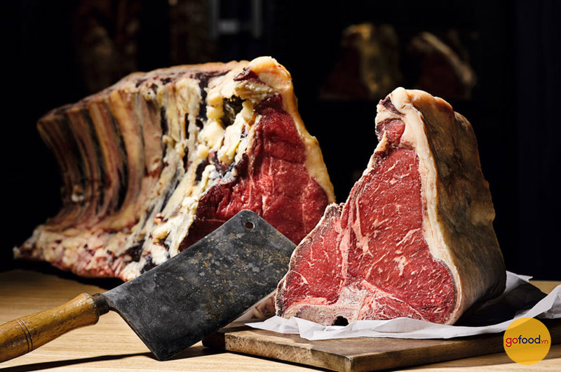 Bên ngoài miếng thịt xuất hiện lớp mốc trắng, bên trong hương vị phát triển