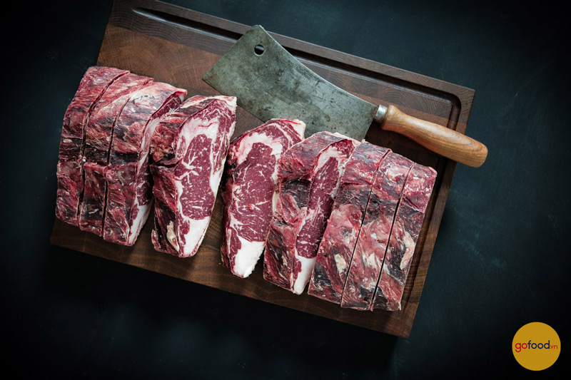 Miếng thịt được gọt bỏ lớp ngoài, để lộ ra phần Steak hảo hạng