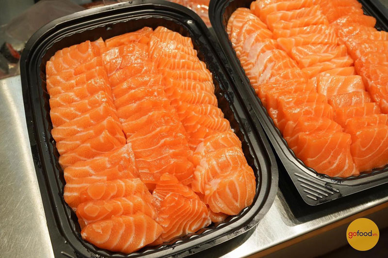 Cá hồi Nauy cắt thái cho khách hàng ăn Sashimi