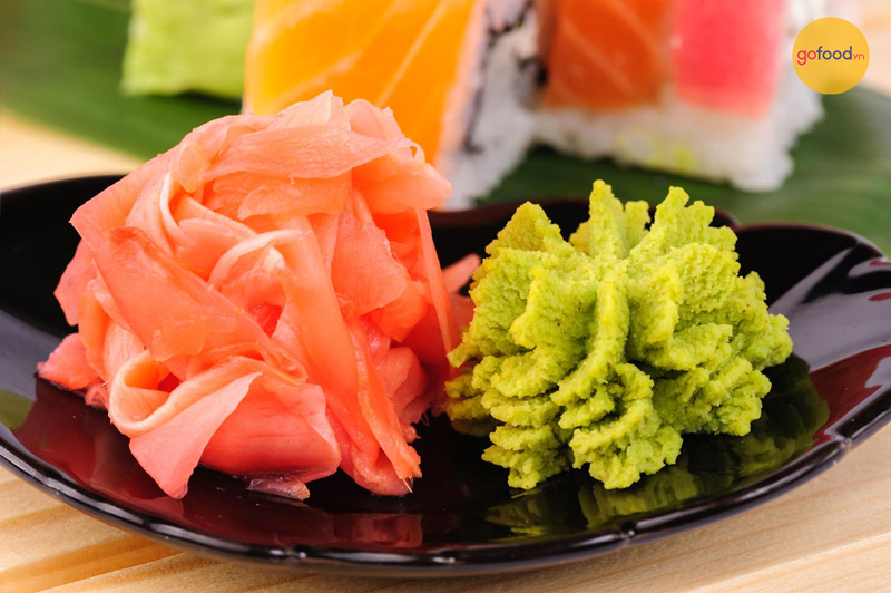 Ăn sushi với wasabi và gừng hồng 