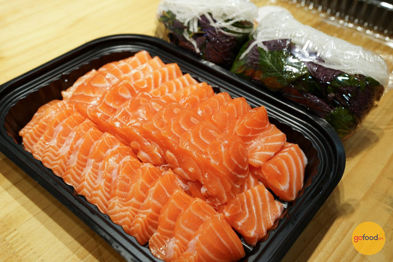 Gofood cắt thái cá hồi ăn sashimi và tặng kèm tía tô, củ cải bào