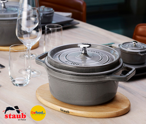 So sánh nồi gang Lodge của Mỹ và nồi gang tráng men Staub của Pháp so-sanh-noi-gang-lodge-cua-my-va-noi-gang-trang-men-staub-cua-phap