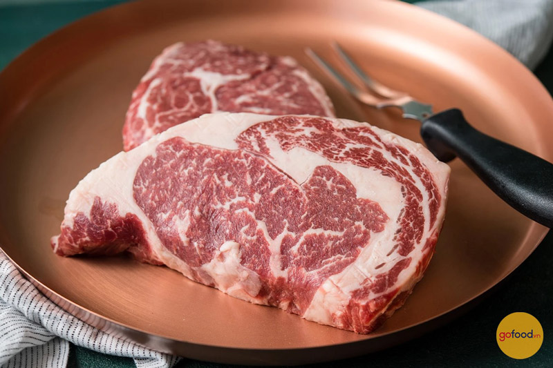 Thịt bò Mỹ có vân mỡ đều giúp miếng thịt mềm mọng
