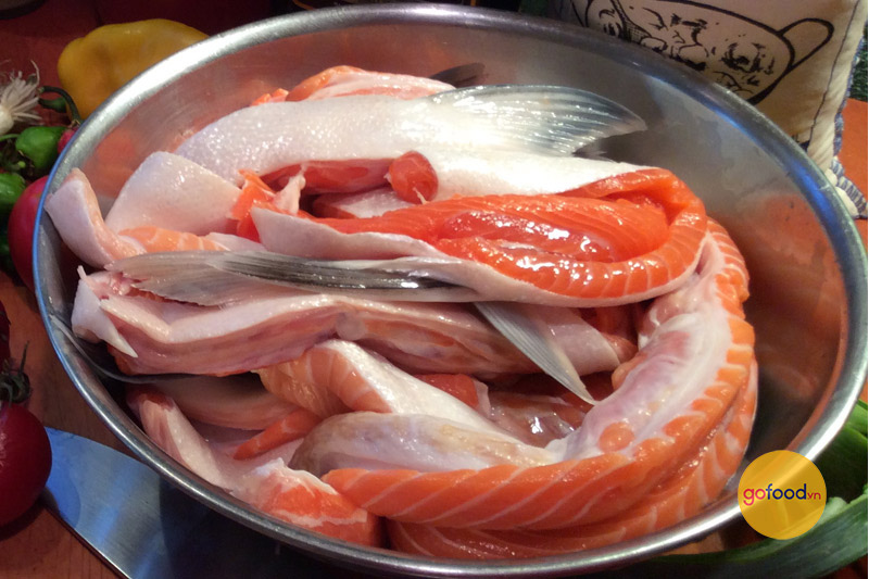 Xương cá hồi Nauy ở Gofood được lọc vẫn giữ lại một phần thịt