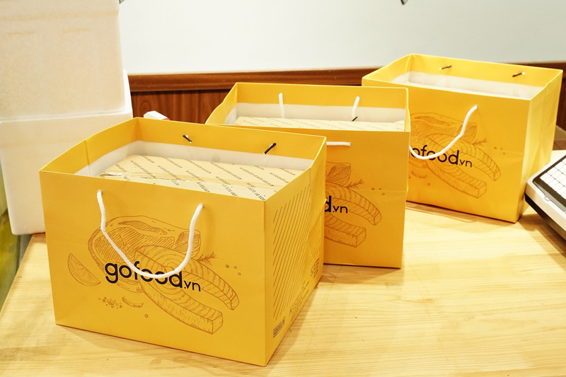 Gofood cũng có dịch vụ đóng gói quà, viết thiệp và trao tận tay người nhận
