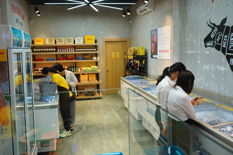 Nhiều khách hàng đã tới Gofood Đội Cấn để trải nghiệm và mua sắm