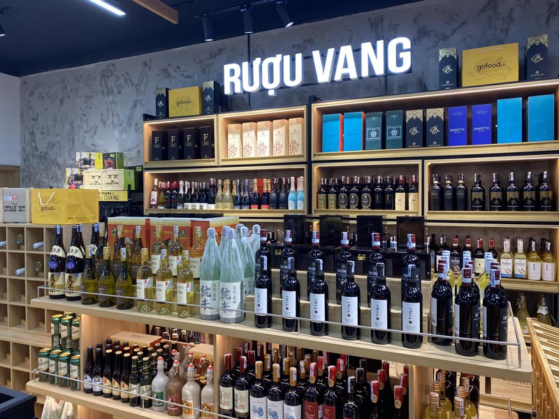Cửa hàng có khu trưng bày các loại rượu nhập khẩu