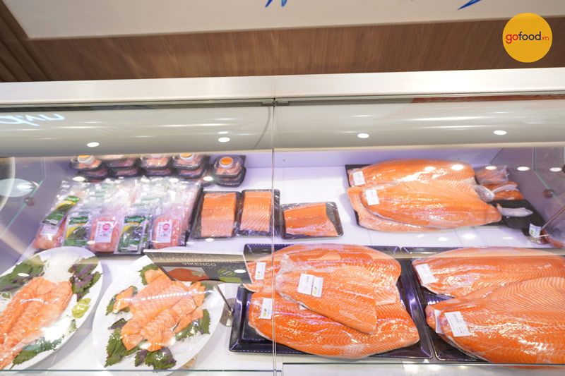 Những phần fillet cá hồi Nauy và cả những phần Sashimi được chuẩn bị cực kì đầy đủ