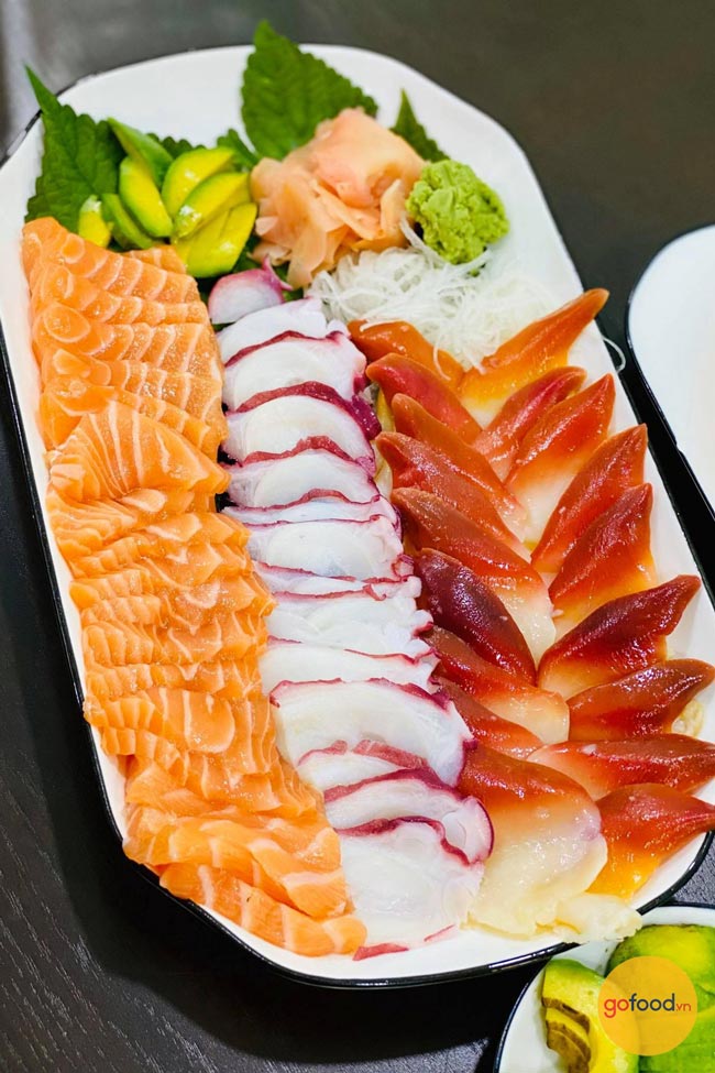 Người Nhật thường ăn Sashimi từ cá hồi và các loại hải sản tươi sống
