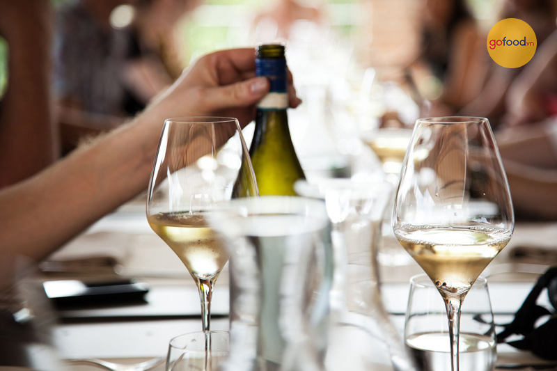 Rượu vang trắng được ủ từ giống nho có vỏ xanh hoặc vàng